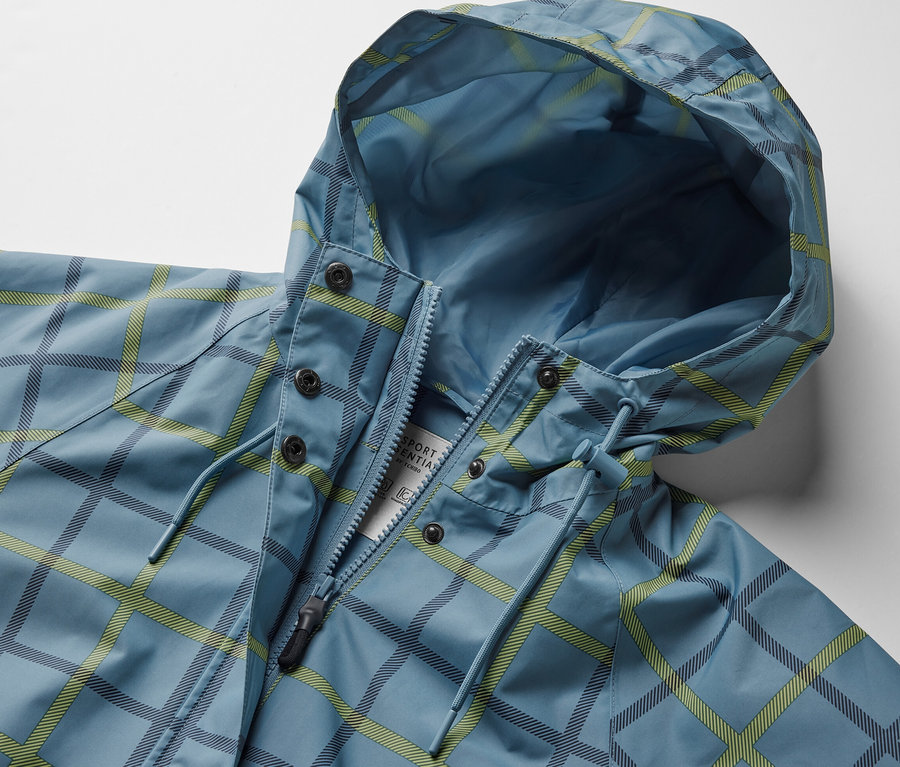 Blaue Regenjacke mit Kapuze und Karomuster.