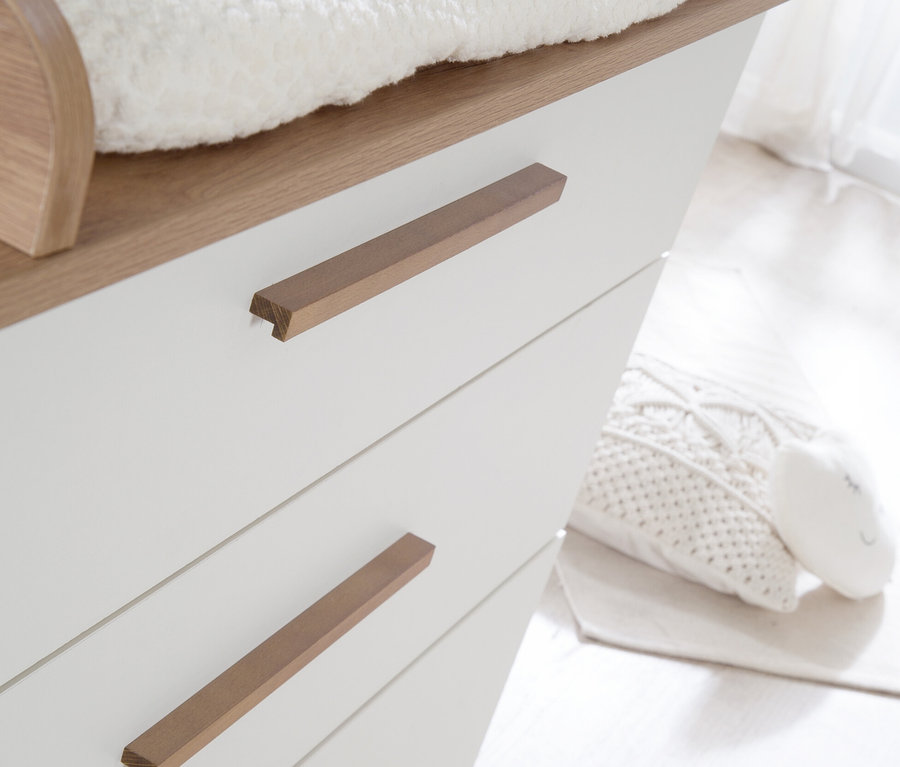 Detail der roba Wickelkommode »Ole» mit Holzgriffen und Wickelauflage.