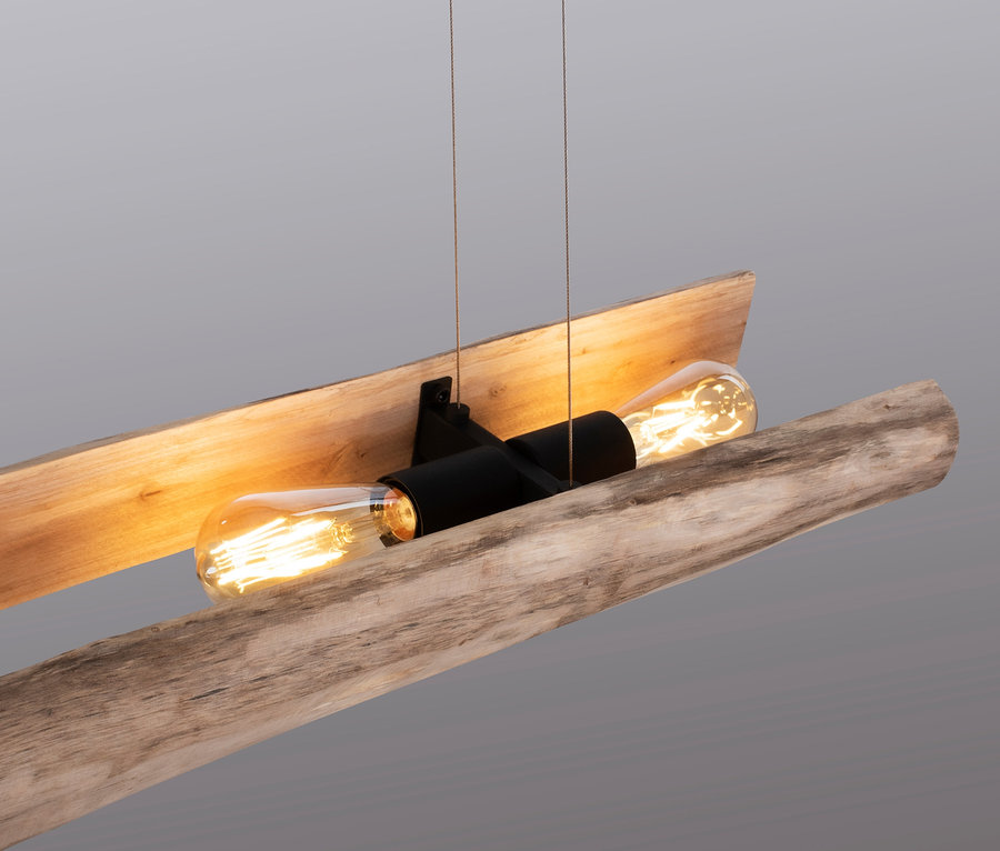 Zwei Glühbirnen in schwarzer Fassung sind zwischen zwei Holzbrettern befestigt, »Log« Pendelleuchte.