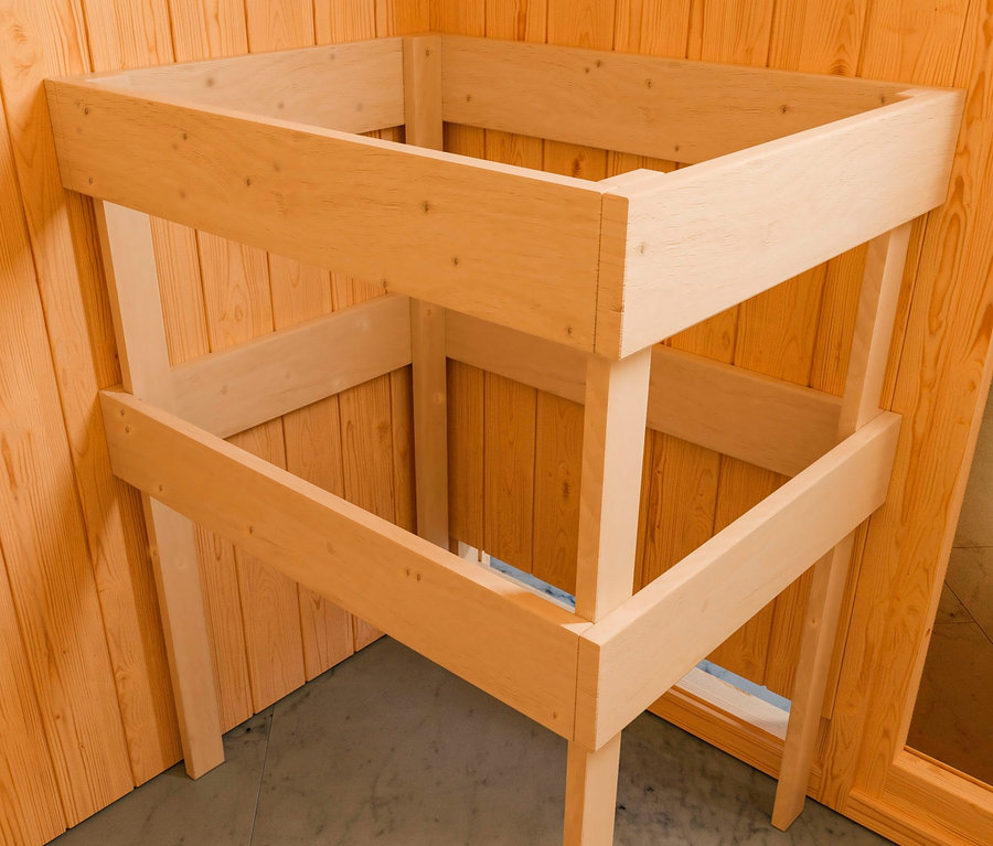 Rahmen der Karibu Energiesparsauna »Seco«, BIO in einer Ecke des Raumes mit Holzverkleidung.