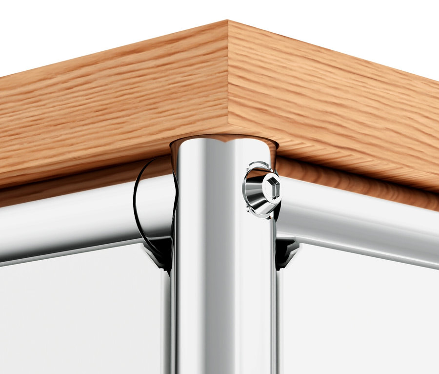 Detail einer Ecke des Sideboards Metall »CN3« mit Holzplatte und weißen Türen.