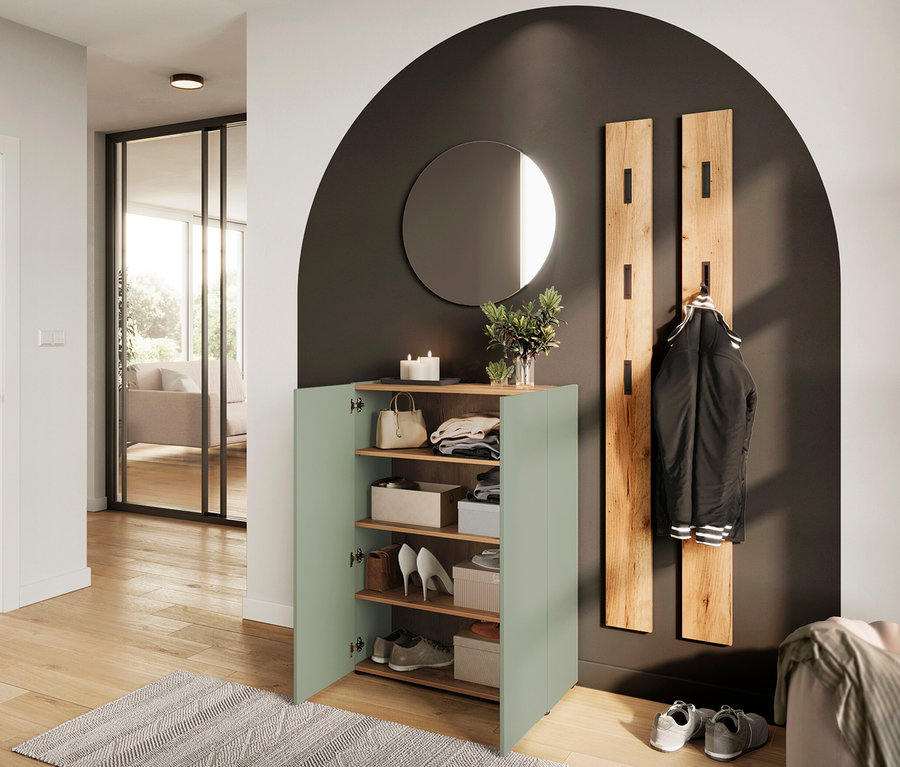 Eingangsbereich mit offenem Schuhschrank "Alviano" in Taupe, Spiegel und Wandgarderobe.