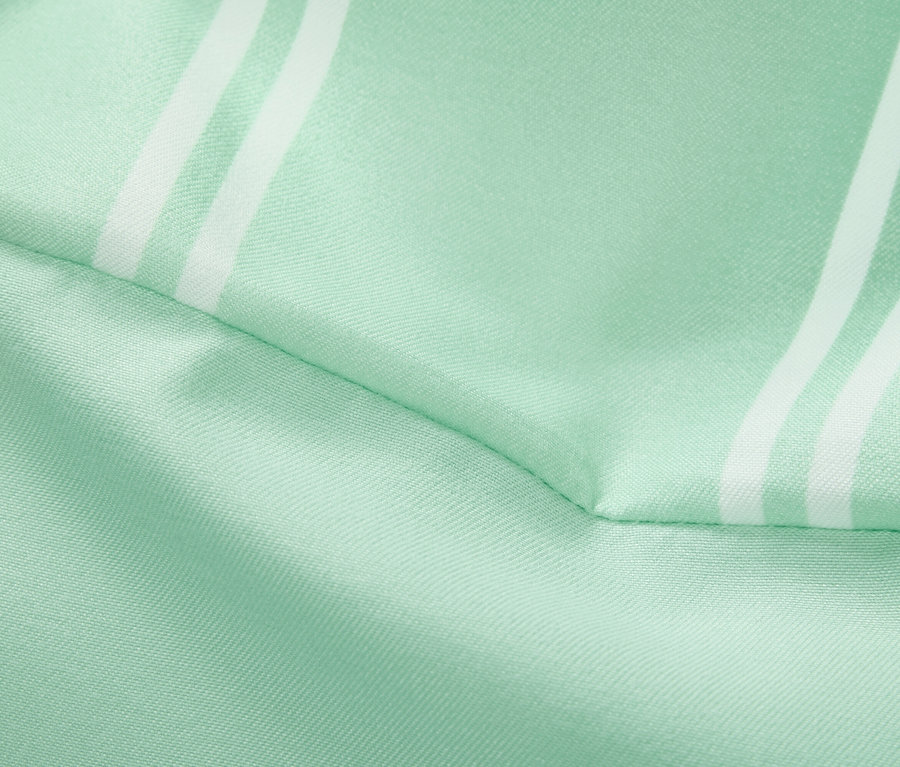 Detailaufnahme eines hellgrünen Stoffes mit weißen Streifen.