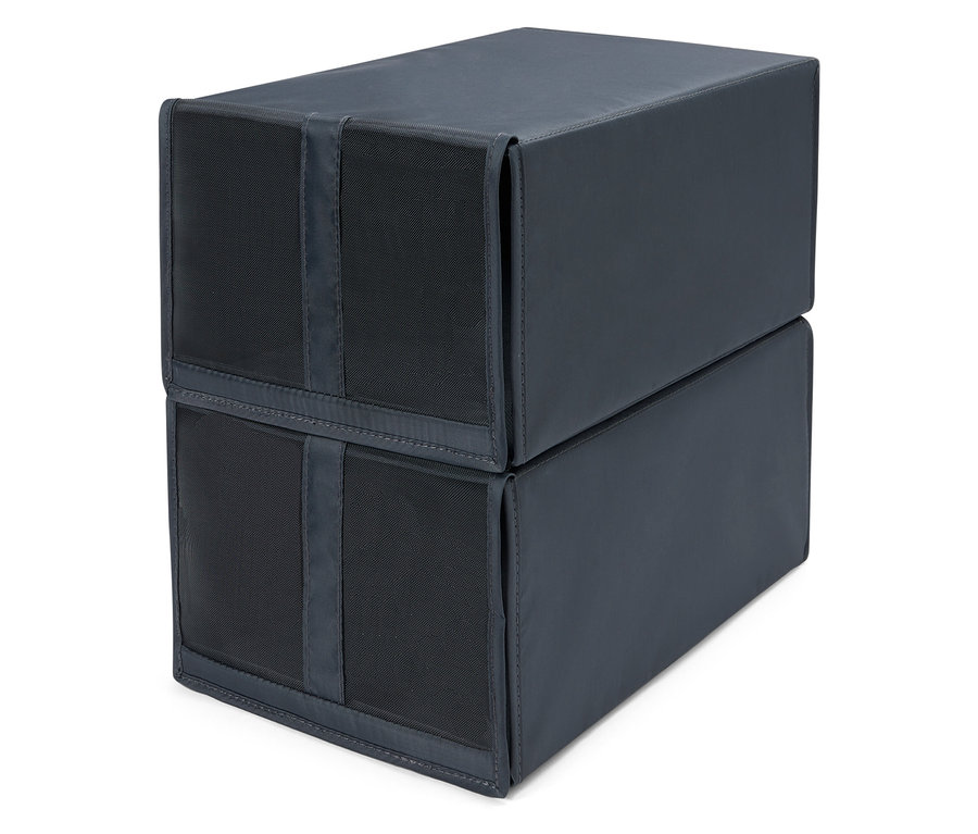 Zwei schwarze Stoffboxen übereinander gestapelt.