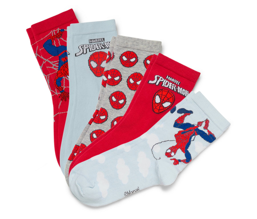 Fünf Paar Spiderman-Socken in verschiedenen Farben und Designs.