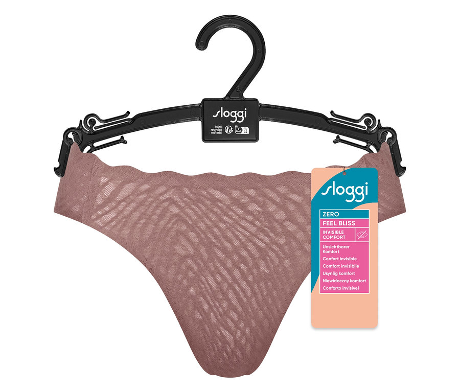 Eine sloggi ZERO Feel Bliss High leg Unterhose in Kakao hängt an einem schwarzen Bügel.