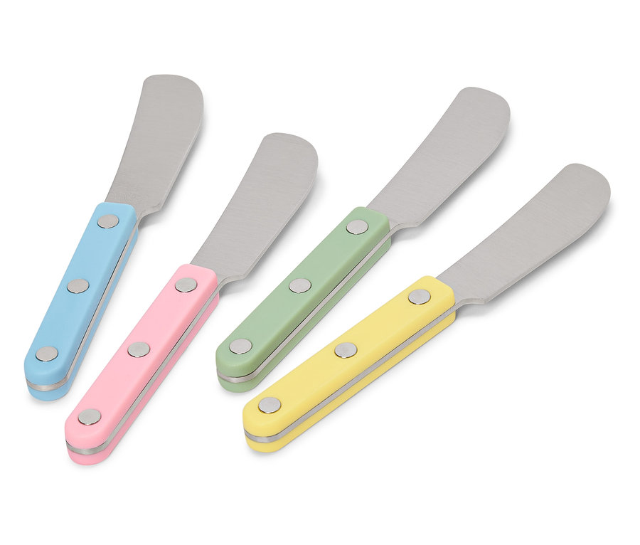 Vier Buttermesser mit farbigen Griffen (blau, rosa, grün und gelb).