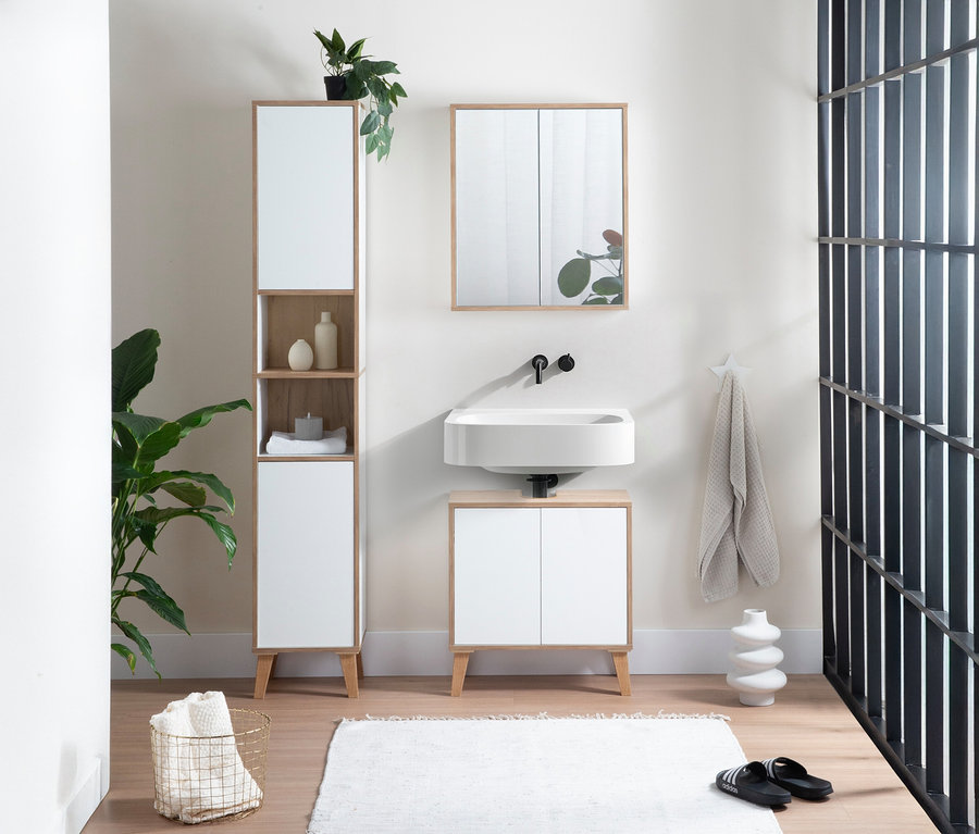 Badezimmer-Interieur mit Roba »Morena« Spiegelschrank mit zwei Türen in Weiß und Artisan-Eiche über einem Waschbecken.