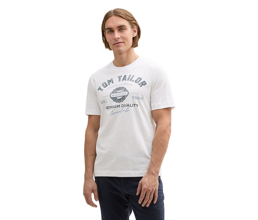 Mann trägt ein weißes Tom Tailor T-Shirt mit Logo.