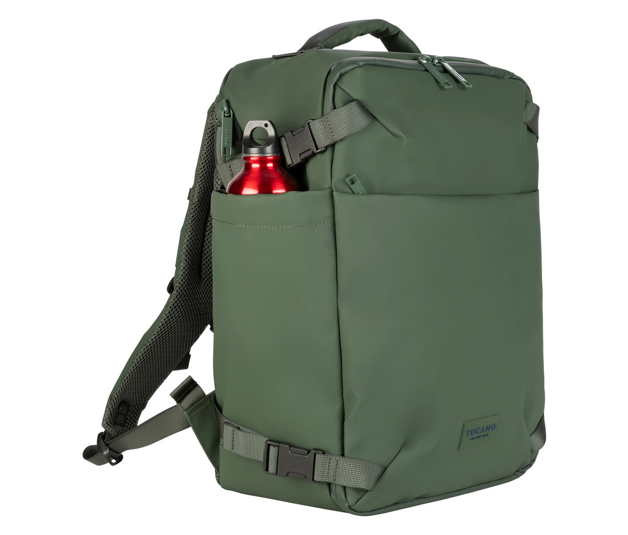 Ein grüner TUCANO Rucksack steht, mit einer roten Wasserflasche in der Seitentasche.