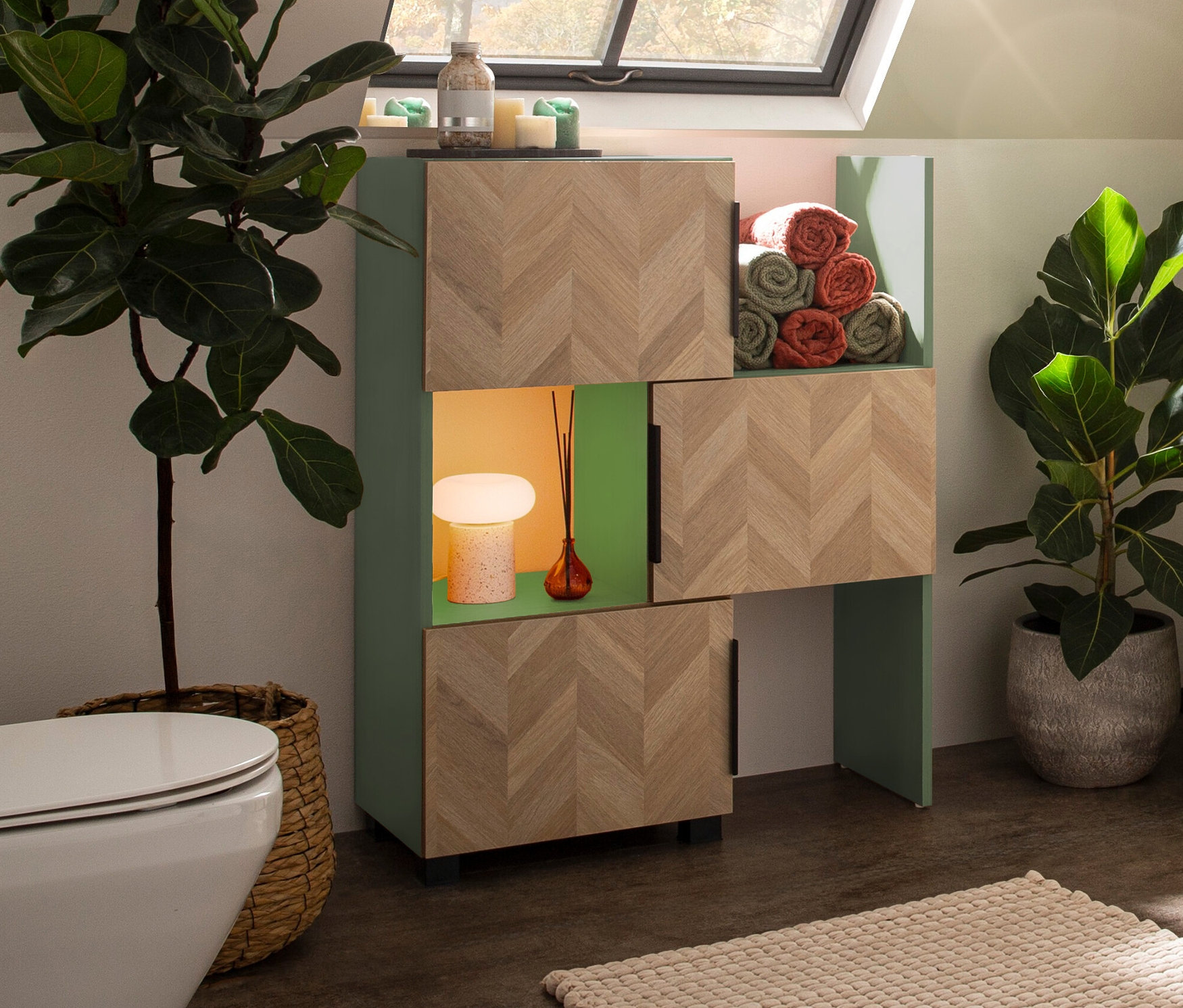 Ein Badezimmer mit einem Regal, das mit Handtüchern, einer Lampe und Duftstäbchen dekoriert ist.