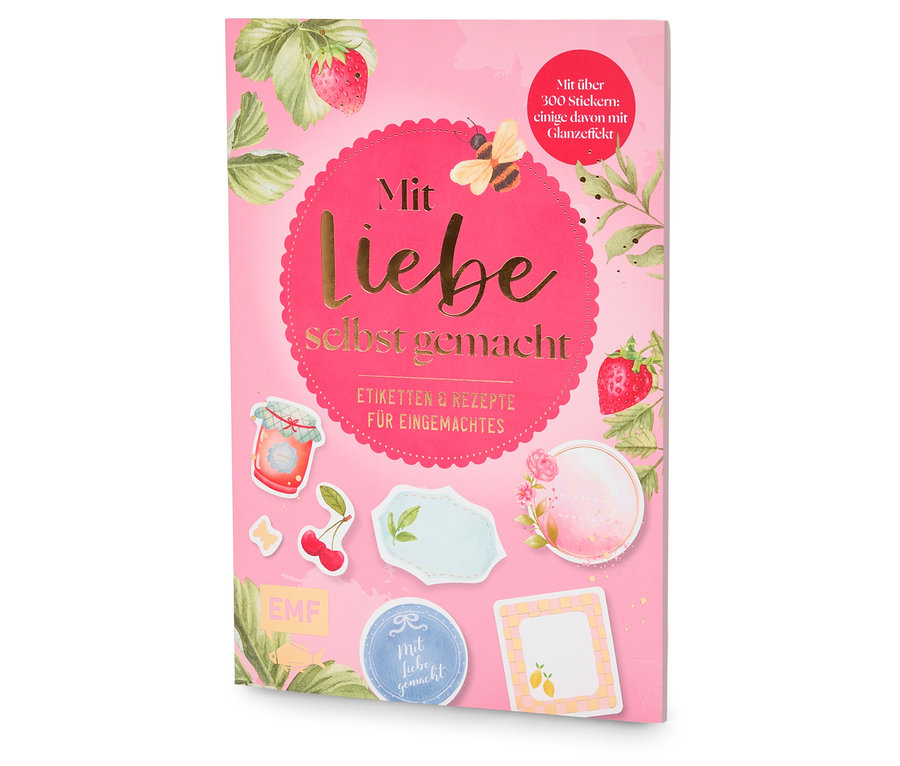 Das Buch »Mit Liebe selbstgemacht« mit Erdbeer- und Marmeladenglas-Illustrationen liegt auf einer weißen Oberfläche.