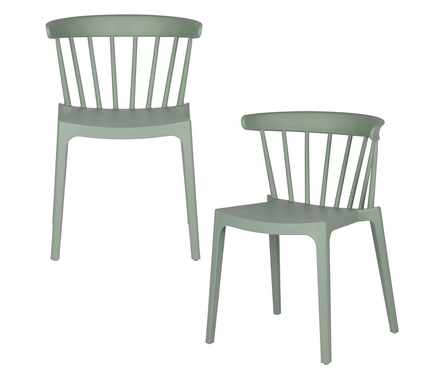 Zwei grüne Stühle mit vertikalen Streben in den Rückenlehnen stehen auf einem weißen Hintergrund.