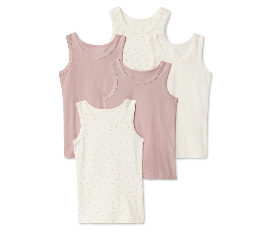 Fünf ärmellose Hemden in Altrosa, Creme und Weiß liegen übereinander.