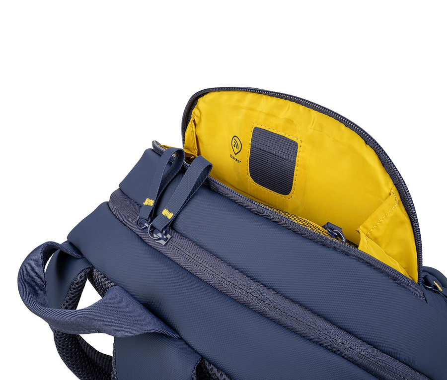 Detailansicht eines teilweise geöffneten marineblauen Rucksacks mit gelbem Innenfutter.