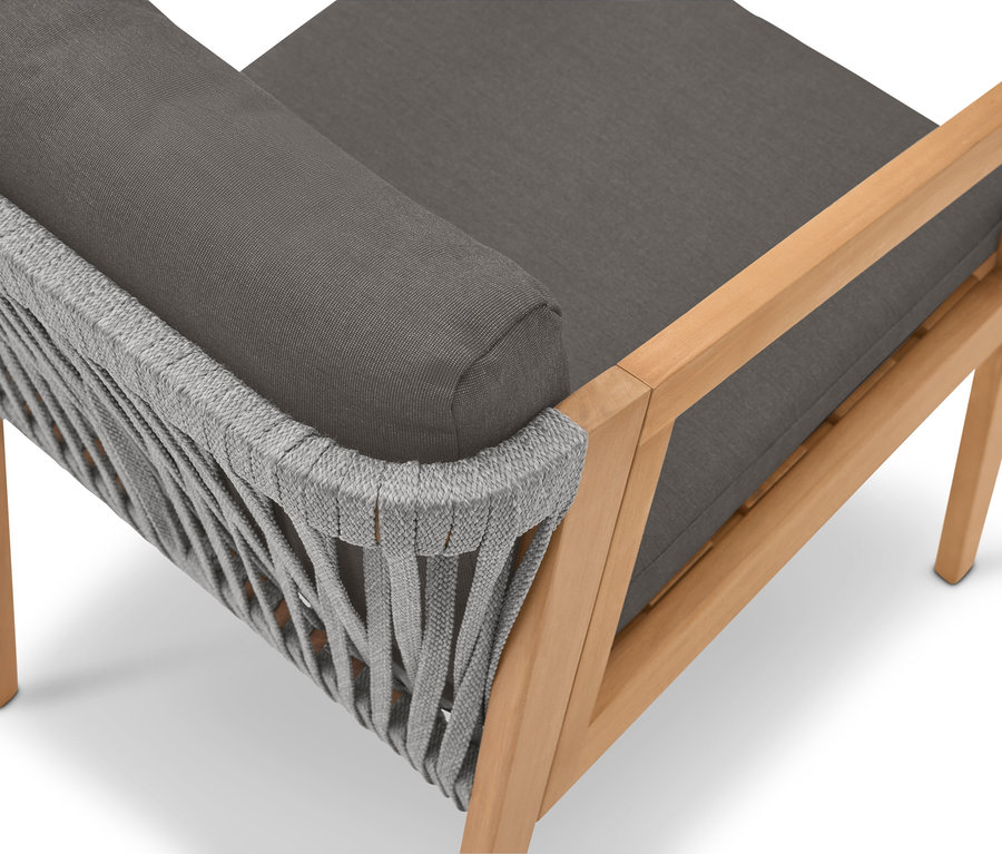 Detailansicht eines Sessels mit hellbraunem Holzrahmen, grauen Polstern und grauer Seilbespannung.