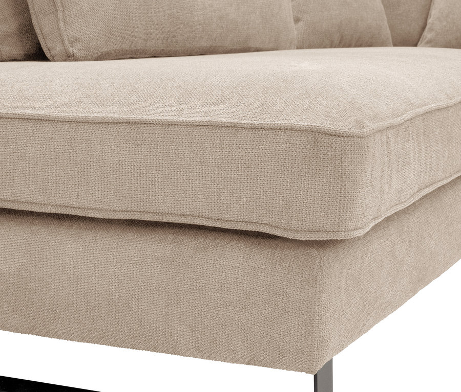 Detailaufnahme eines beigen Sofas mit schwarzen Metallbeinen.