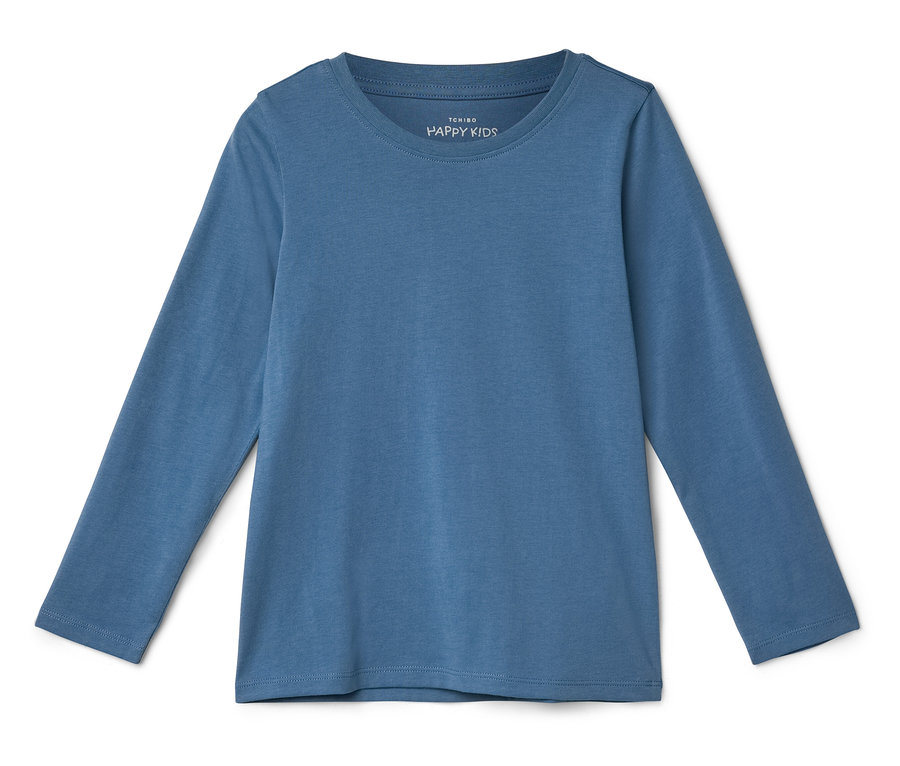 Blaues Langarmshirt liegt auf einem weißen Hintergrund.