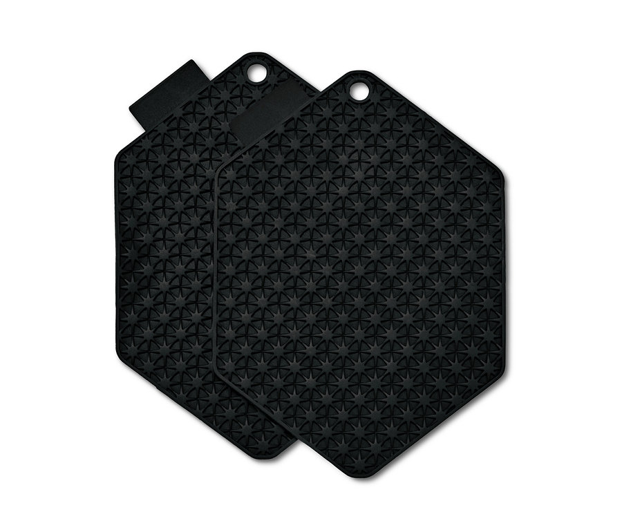 Zwei schwarze 3-in-1-Küchenhelfer.