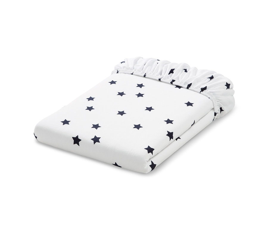 Gefaltetes weißes Jersey-Spannbettlaken in Normalgröße mit dunkelblauen Sternen.