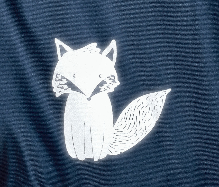 Detailansicht eines marineblauen Regen-Einteilers mit einem weißen Cartoon-Fuchs.