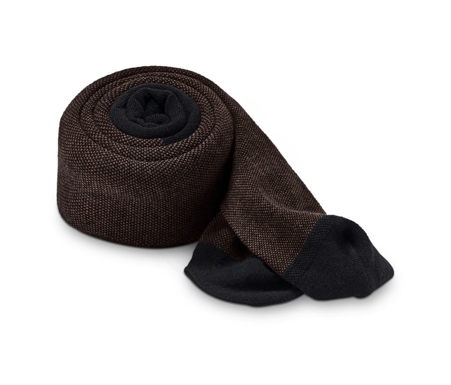 Eine braune Struktur-Strumpfhose ist auf einem weißen Hintergrund aufgerollt.