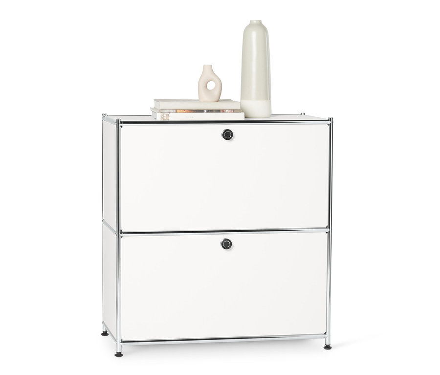 Weißes Sideboard Metall »CN3«, niedrig mit Klappenfächern und zwei Vasen darauf.