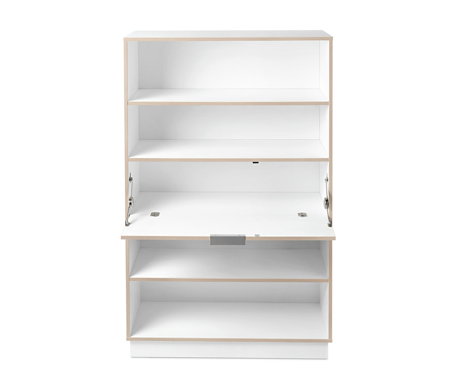 Ein weißer Schuhschrank mit Klappe und offenen Regalen.