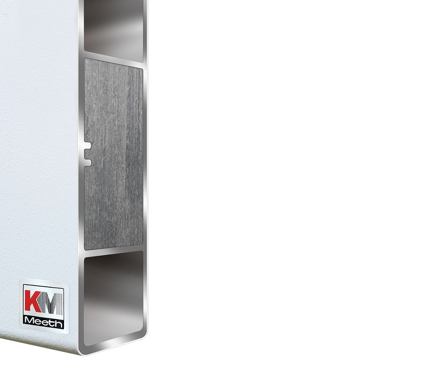 Detailansicht einer weißen KM Meeth Zaun-Set Säule.