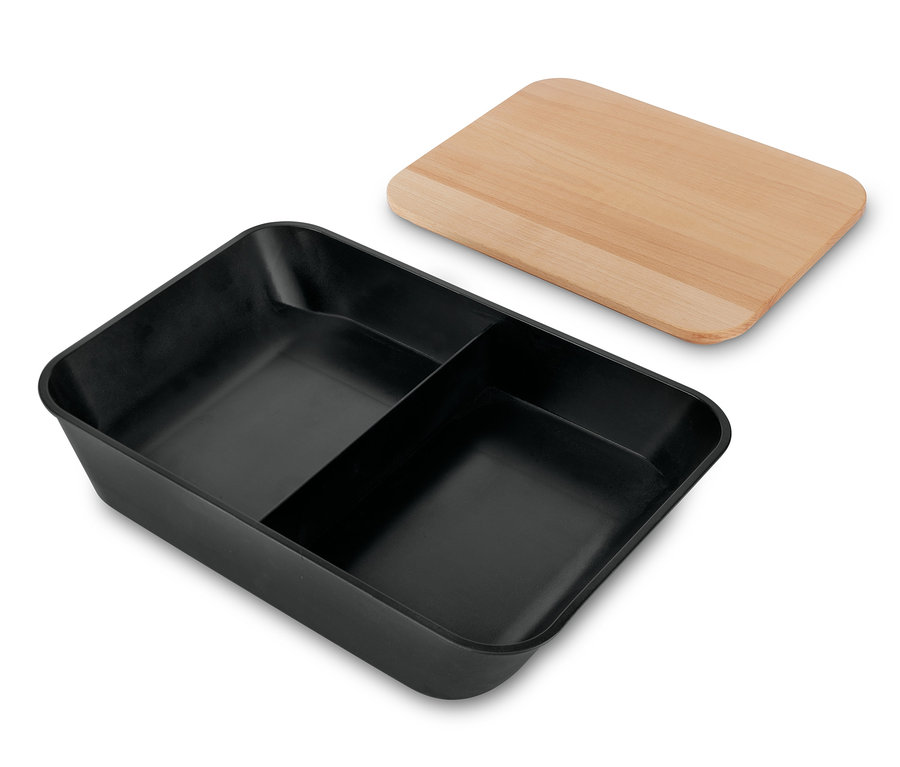 Schwarzer Behälter mit Holz-Schneidebrett.