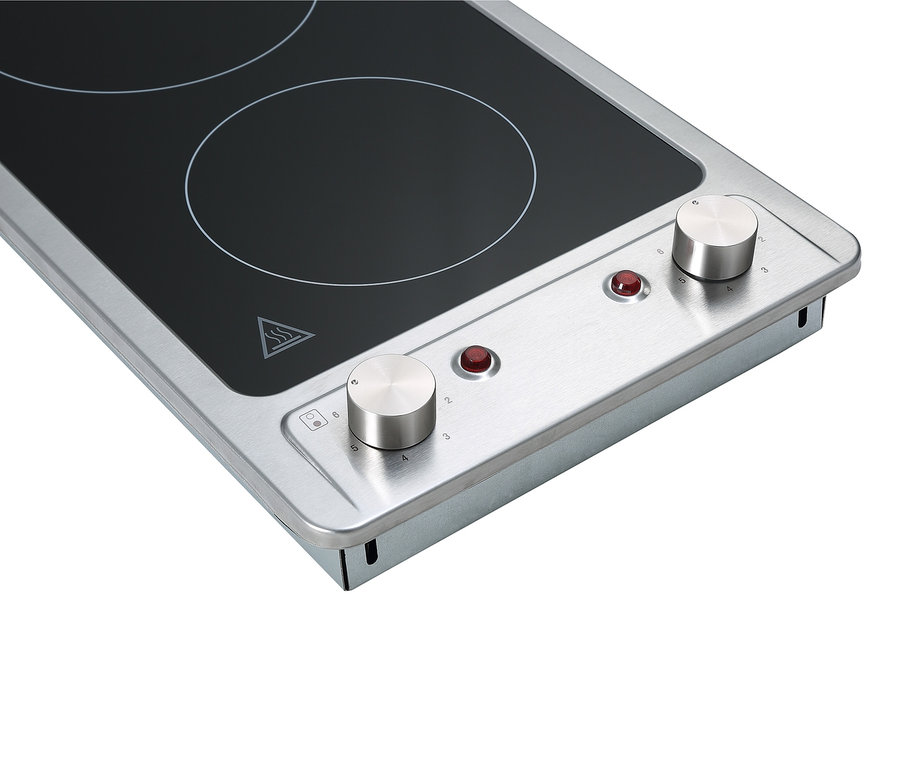 Detailansicht eines Kochfelds mit zwei Kochzonen und Bedienknöpfen.
