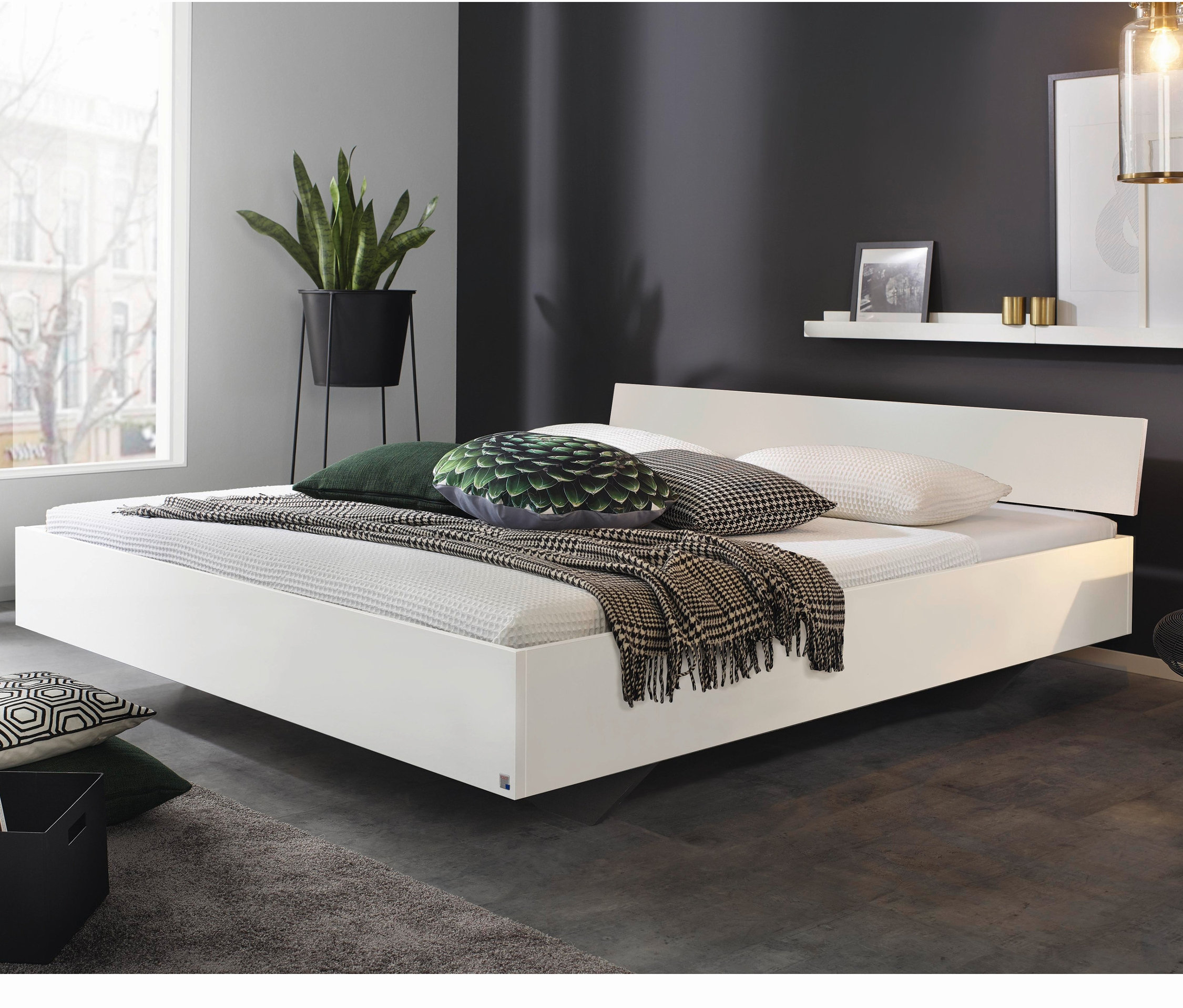 Weißes rauch Bett »Phoenix« (ca. 160 x 200 cm und 180 x 200 cm) mit Kissen und Überwurf in modernem Schlafzimmer.