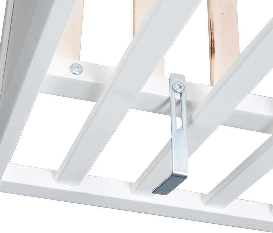 Detailansicht von einem weißen roba Kinderzimmer-Set Bett und Kommode.