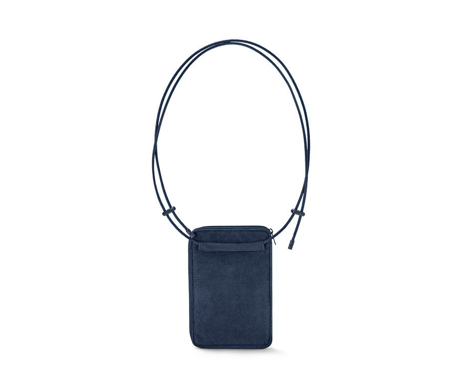 Detailaufnahme eines blauen Sicherheits-Brustbeutels mit schwarzer Kordel.