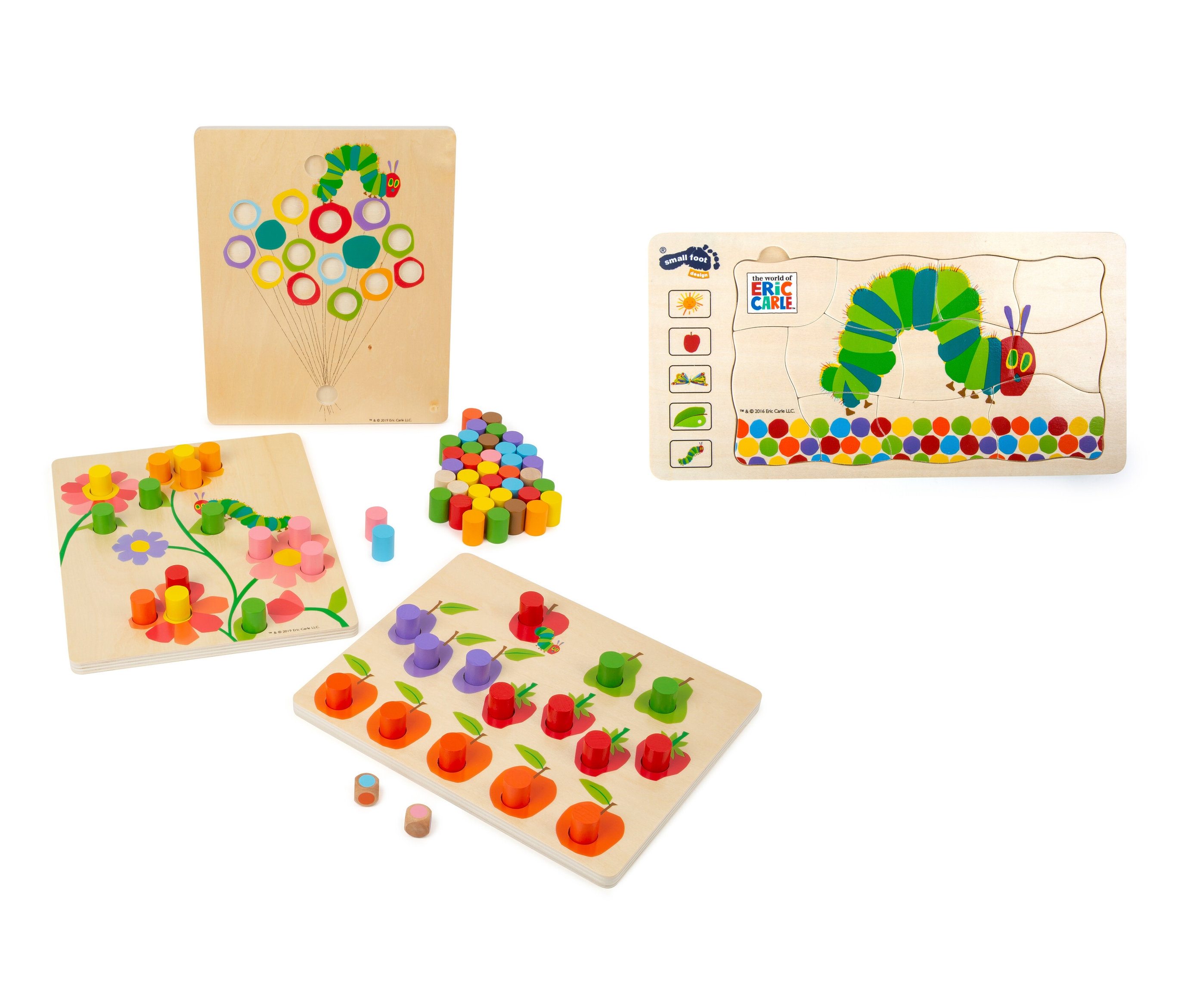 Vier Holzspielzeuge mit Raupenmotiven, darunter ein Puzzle und ein Steckspiel mit Fruchtformen.