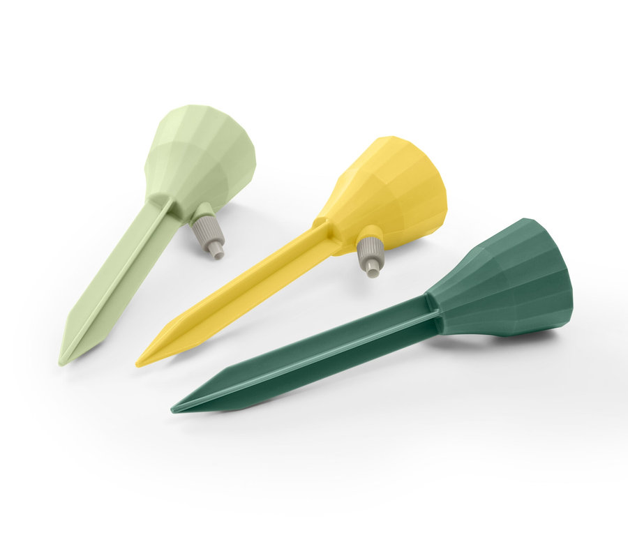 Drei automatische Bewässerungssticks in Grün, Gelb und Dunkelgrün.
