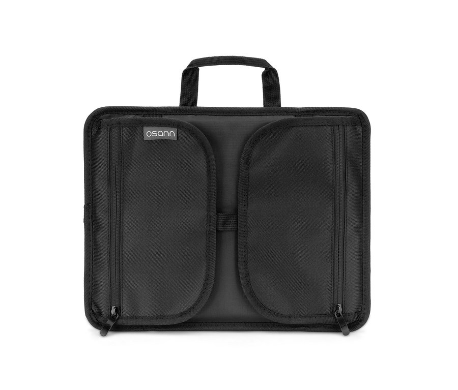 Schwarzer Osann Kindersitz Organizer »Junior Isofix Gurtfix« mit Reißverschlusstaschen.