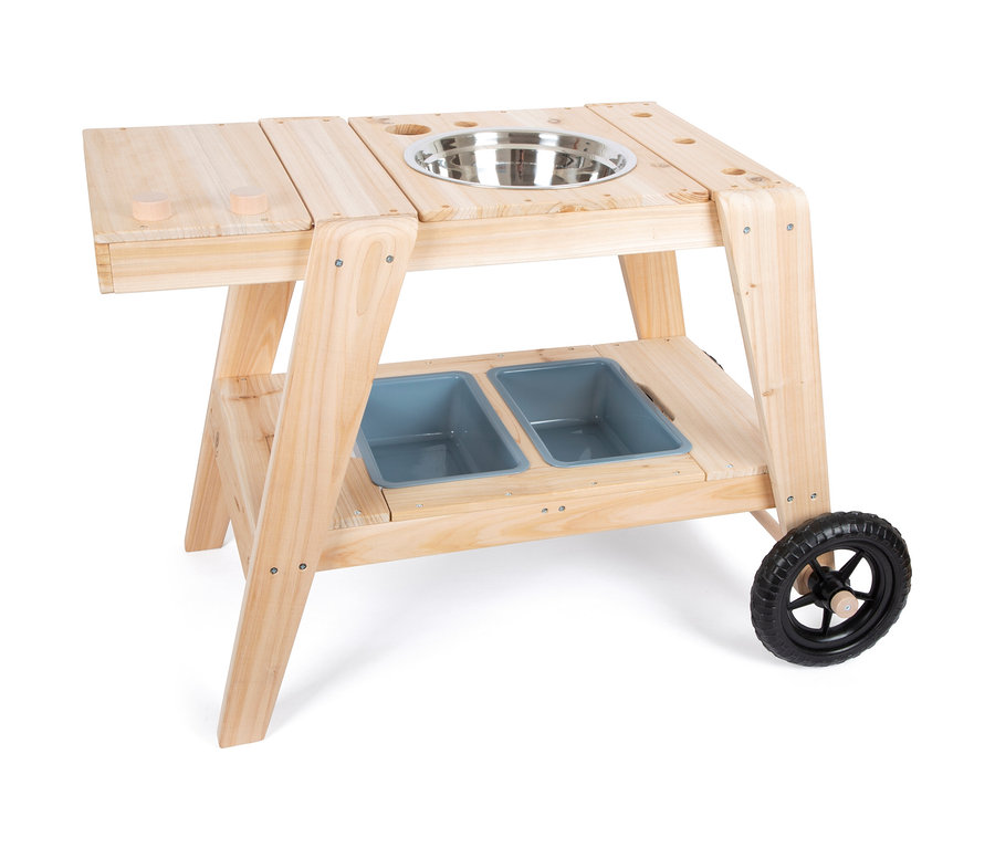 Eine small foot Matschküche kompakt wird schräg dargestellt.