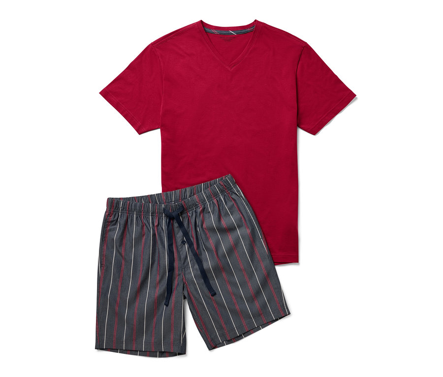 Shorty-Pyjama: rotes T-Shirt und gestreifte Shorts.