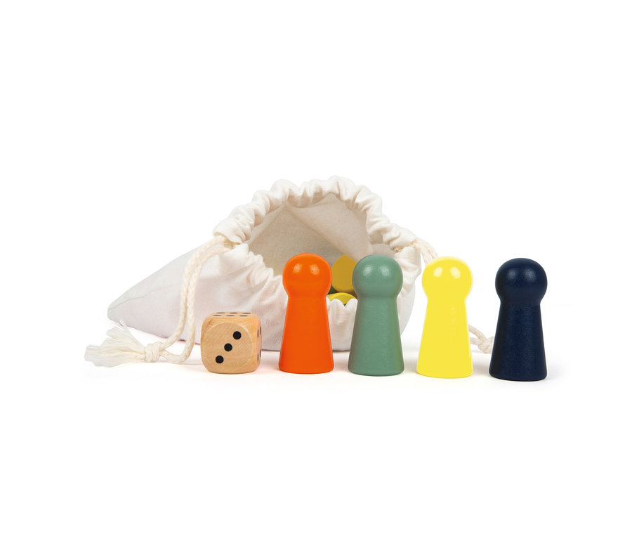 Ein Würfel und bunte Spielfiguren von small foot Brettspiel »Ludo« XL liegen vor einem Stoffbeutel.