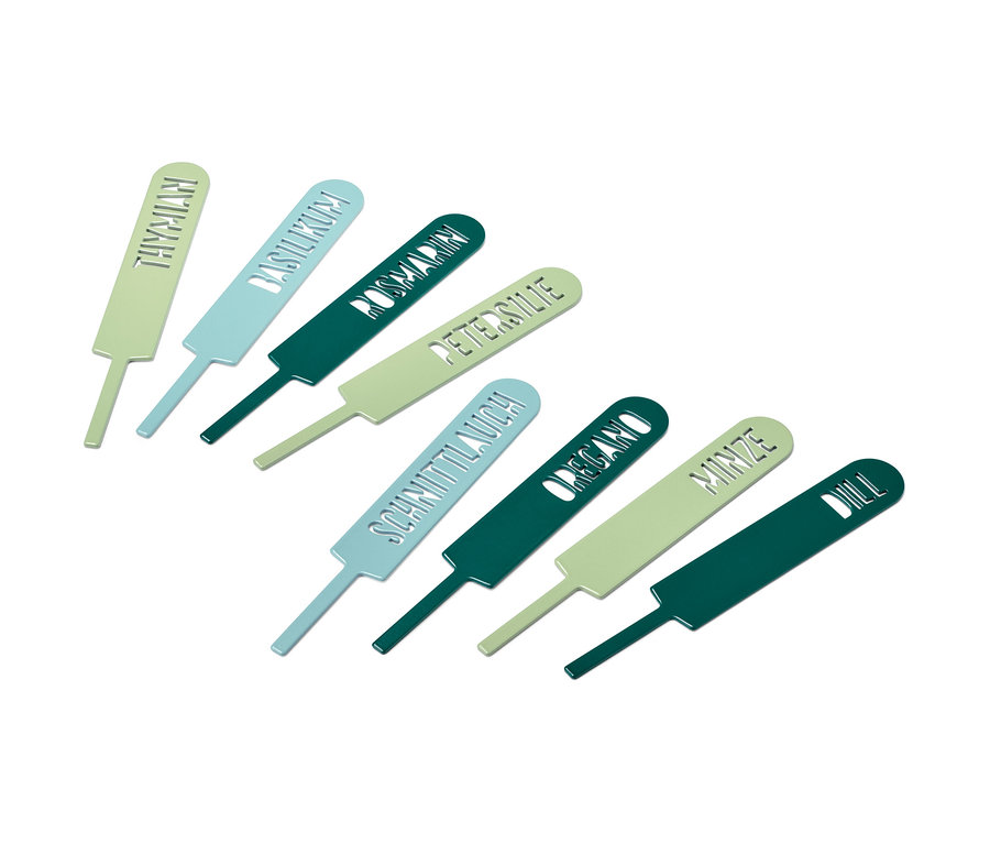 Acht Kräuterschilder liegen auf einem weißen Hintergrund.