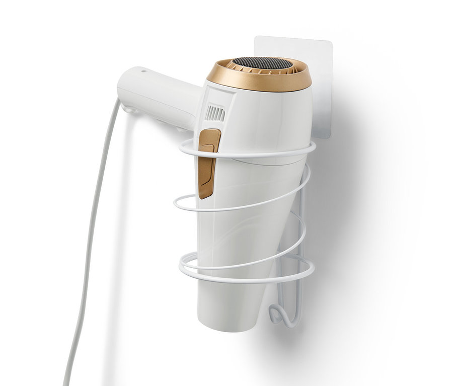Ein weißer Haartrockner-Halter ist an einer weißen Wand befestigt und hält einen weißen Haartrockner.