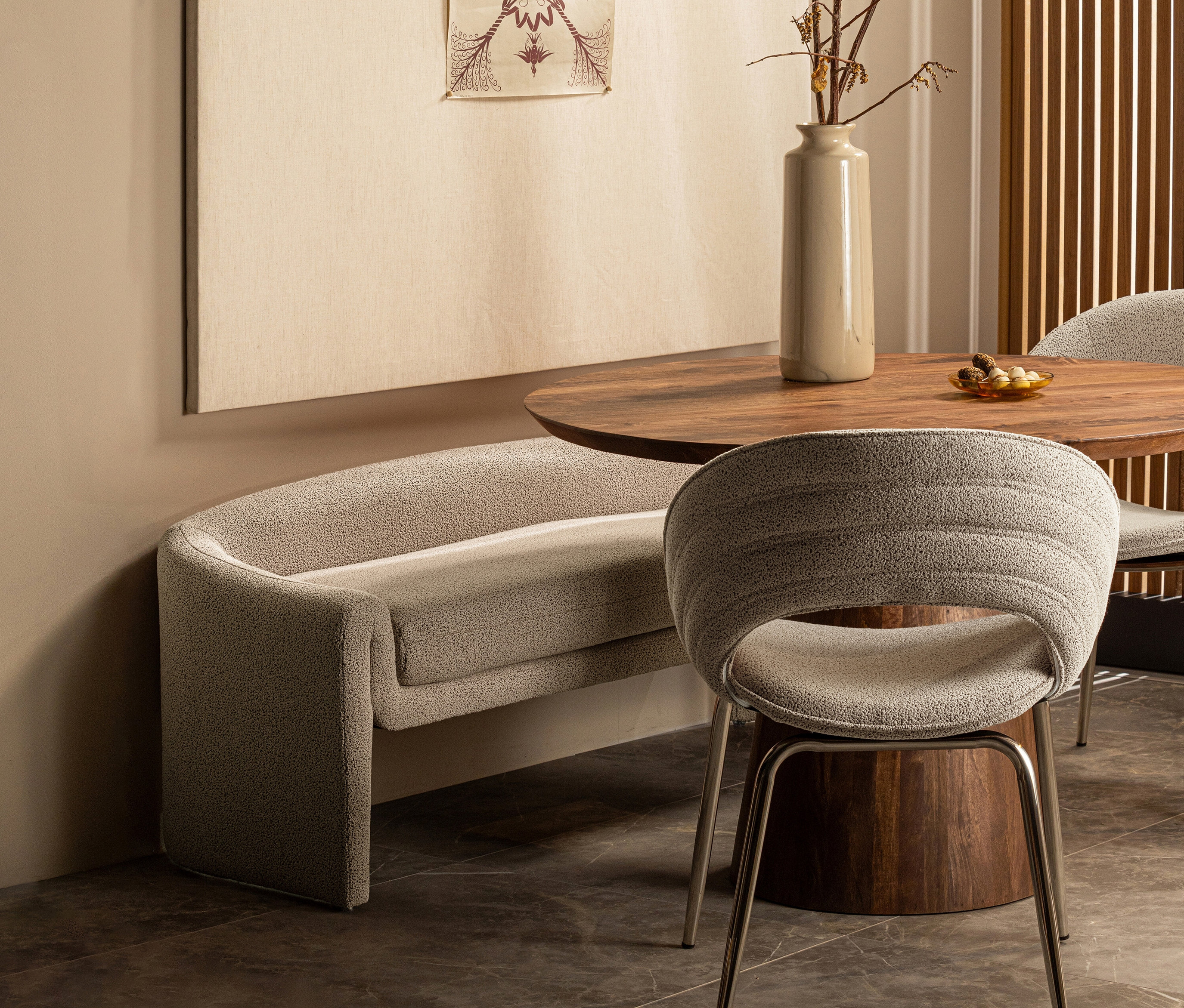 Beige BePureHome Bank »Zone« steht neben einem braunen runden Tisch und Stuhl.