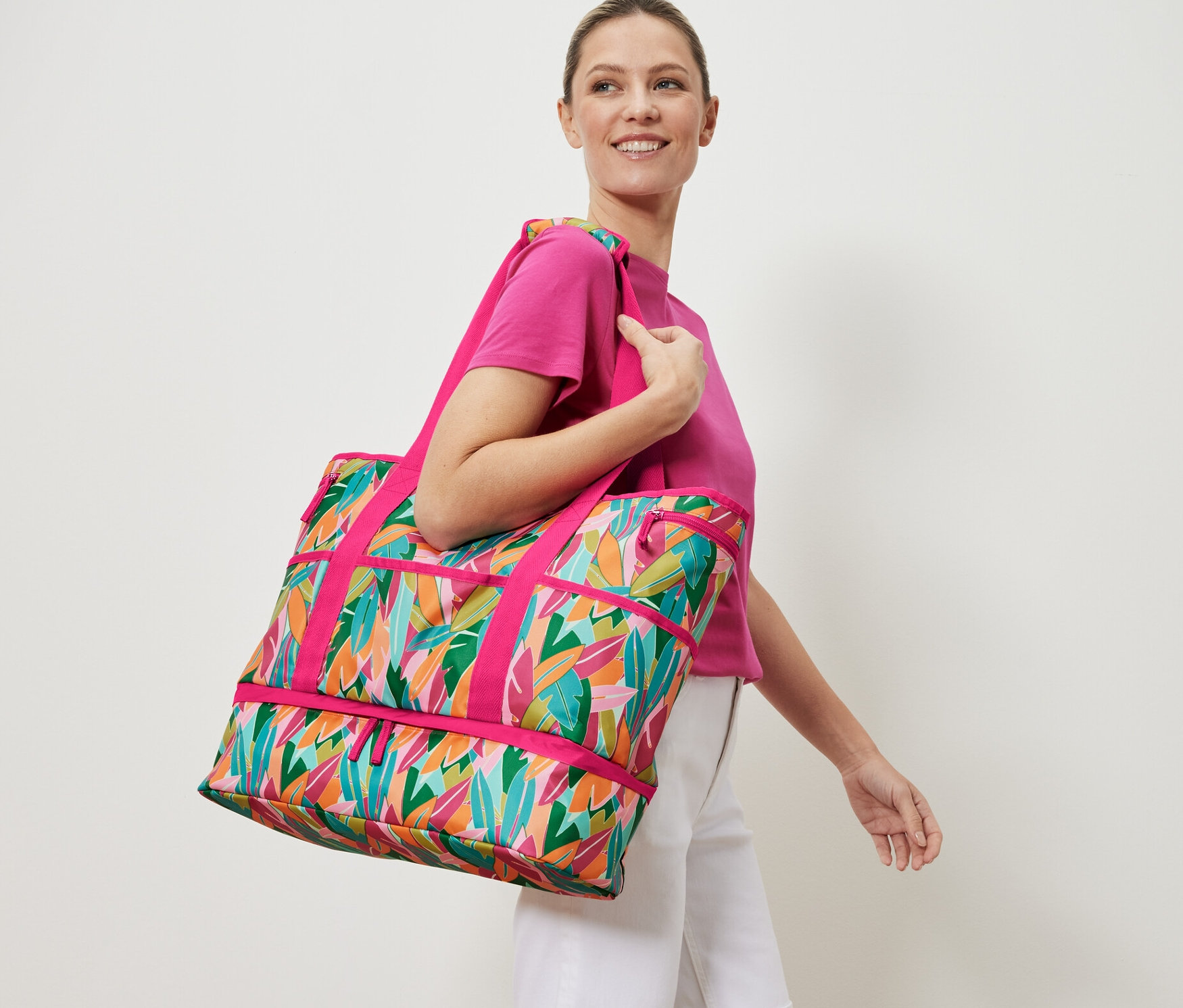 Frau trägt eine Strandtasche mit Alloverprint.