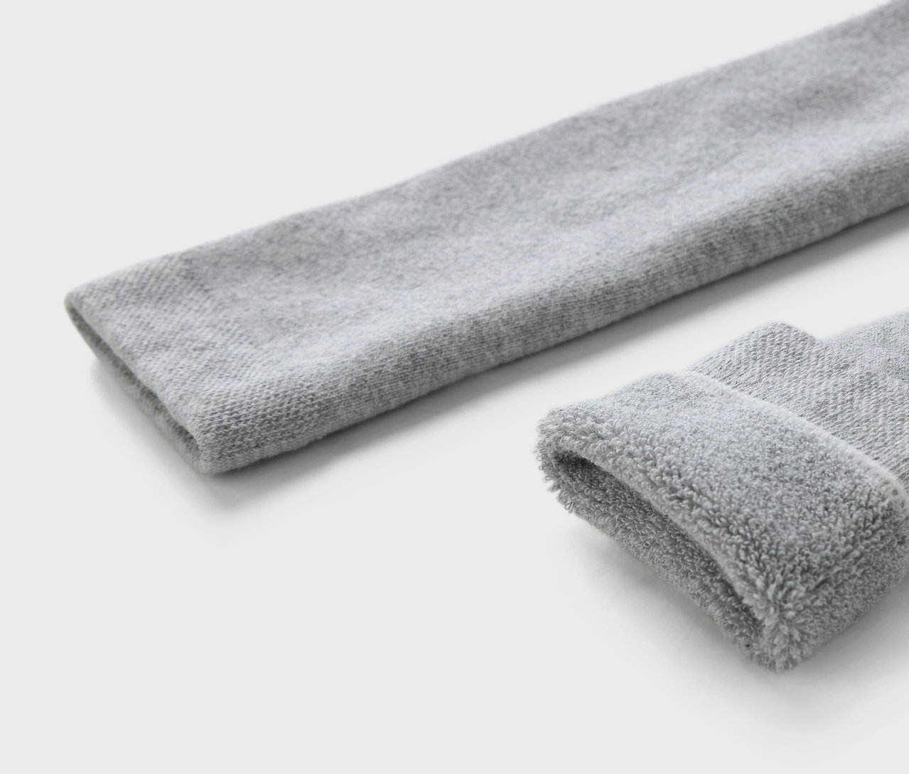 Detailaufnahme von drei Kinder-Thermoleggings in Braun, Grau und Blau.