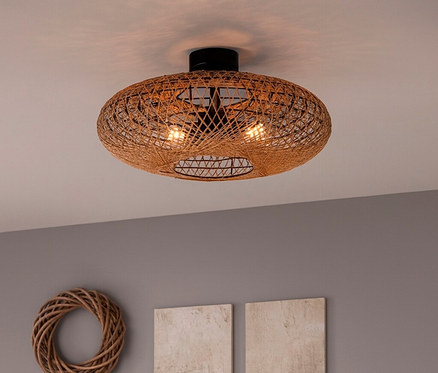 Wohnzimmer mit braunem Sofa und Trio Deckenleuchte »Hedda«.