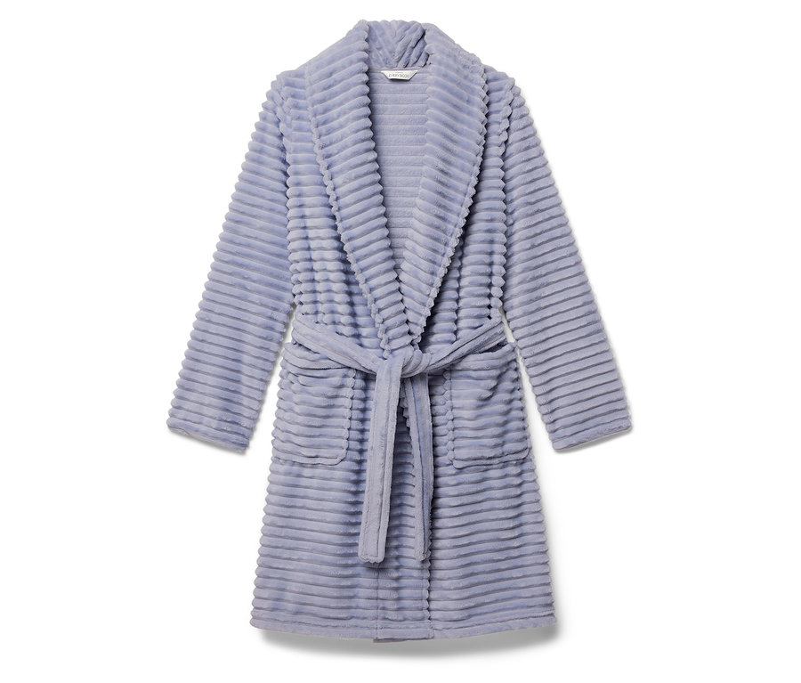 Hellblauer Bademantel mit Gürtel.