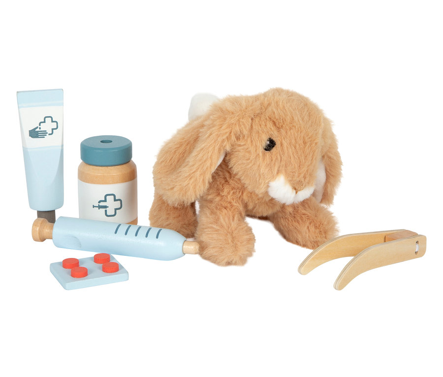 Braun-beiges Stofftier-Hase liegt neben einer blauen Spielzeug-Arzttasche von small foot.