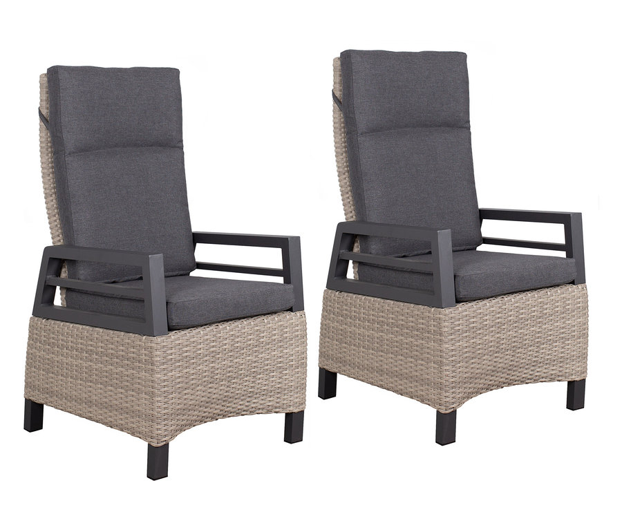 Zwei deVries Sessel mit grauen Polstern und hellbraunem Rattangeflecht stehen nebeneinander.