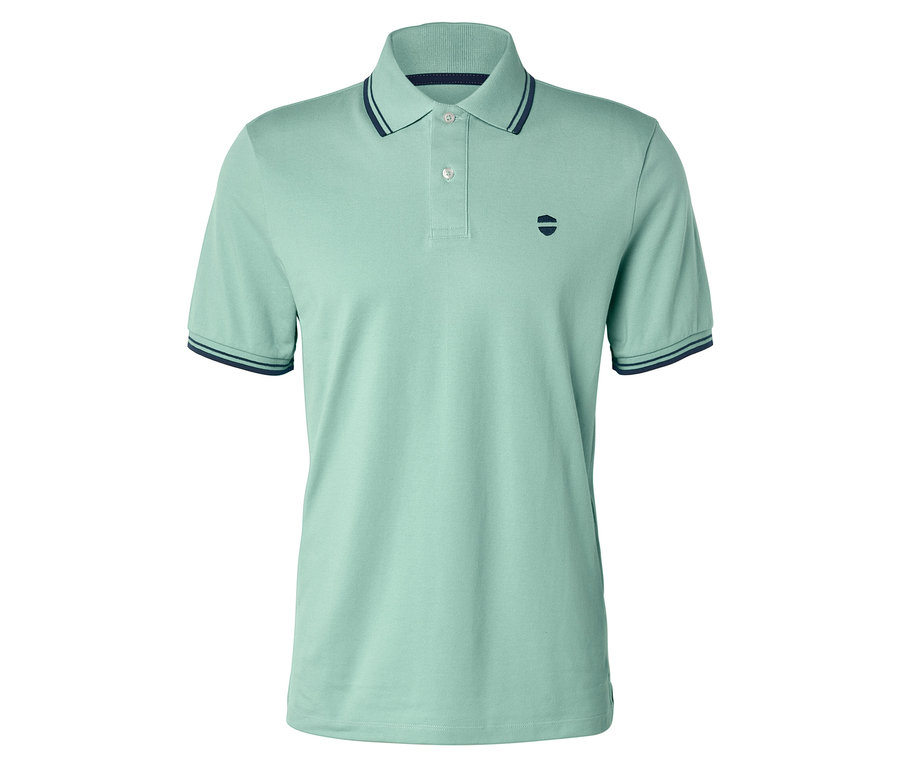 Helles blaues Poloshirt mit kurzen Ärmeln und dunklen Streifen an Kragen und Ärmeln.